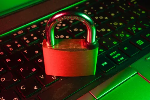 A lock on top of a computer keyboard with red and green lights on it